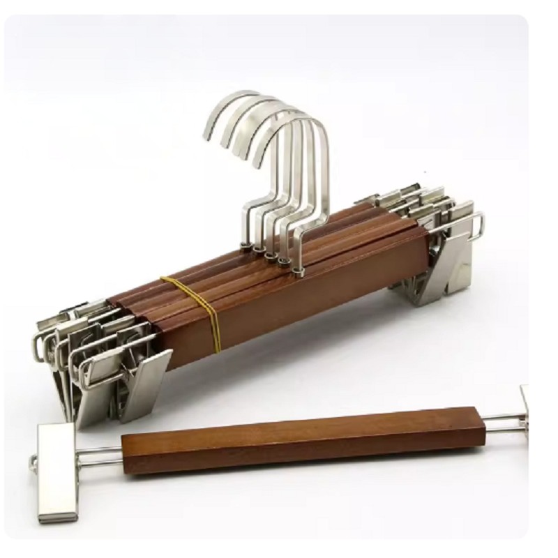 Závěsná kolejnice na kalhoty